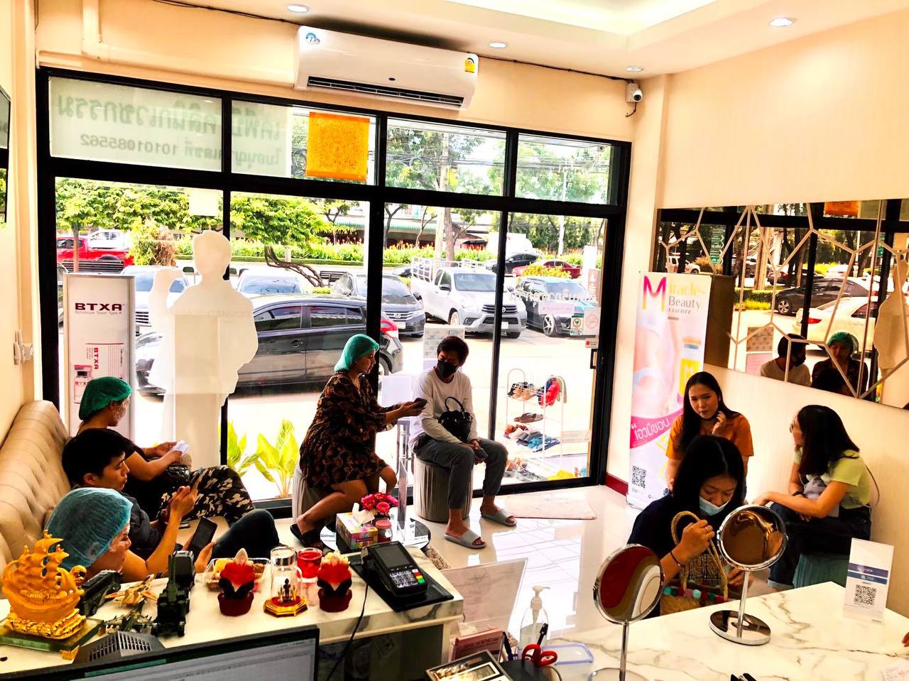 บรรยากาศลูกค้าเข้ารับบริการบริเวณหน้าร้าน KPB Clinic